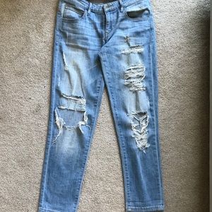 Guess light wash boyfriend distressed jeans 👖